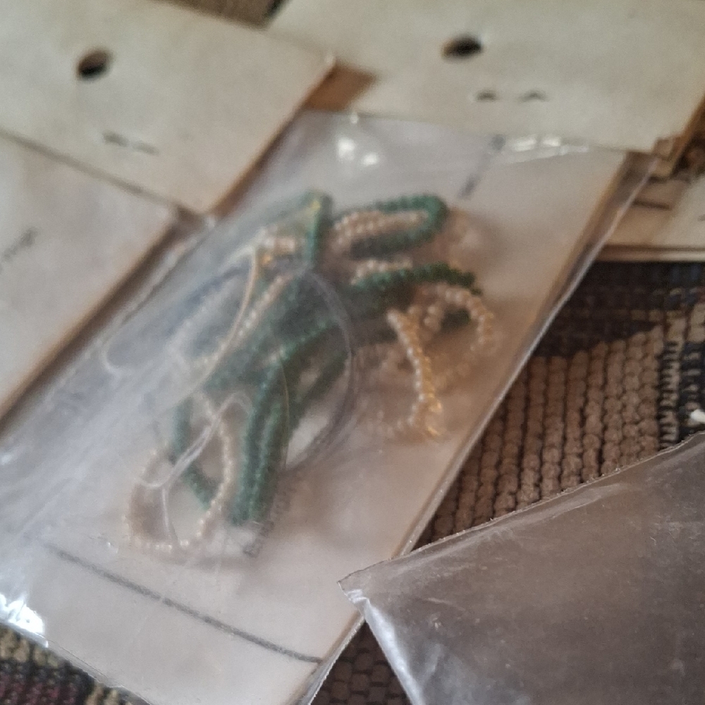 Beaded Ring Kit Pack - White Paper Packaging - Picture 10 of 10